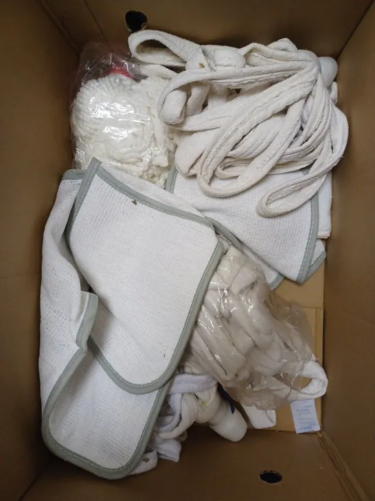 BOX OF APPROXIMATELY 10 CLEANING ACCESSORIES TO INCLUDE MOP HEADS & CLEANING PADS