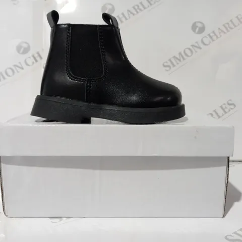 BOXED PAIR OF DESIGNER KIDS CHELSEA BOOTS IN BLACK EU SIZE 22