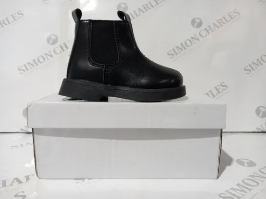 BOXED PAIR OF DESIGNER KIDS CHELSEA BOOTS IN BLACK EU SIZE 22