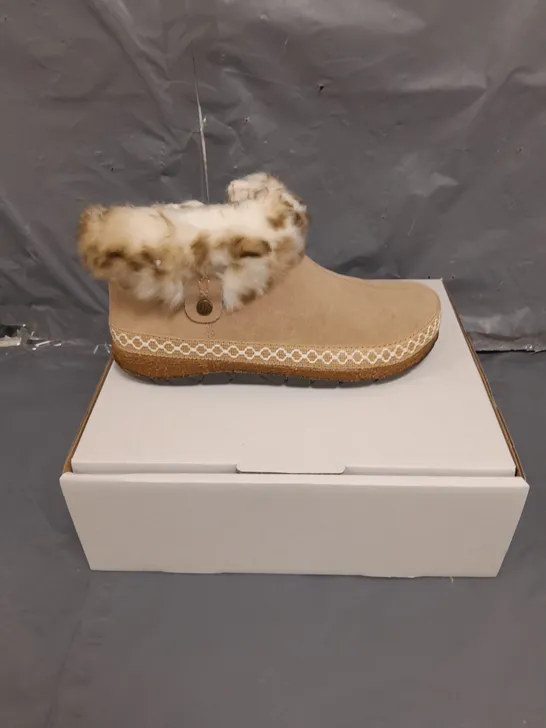 BOXED PAIR OF EARTH ORIGINALS EMMALYN BOOTIES IN BEIGE SIZE 6