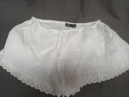 ZARA WHITE SHORTS - LARGE