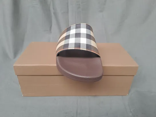 BOXED PAIR OF BURBERRY SLIDERS IN BROWN EU SIZE 42