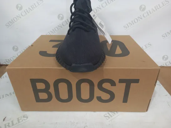 BOXED PAIR OF ADIDAS YEEZY BOOST 350 V2 SHOES IN BLACK UK SIZE 8