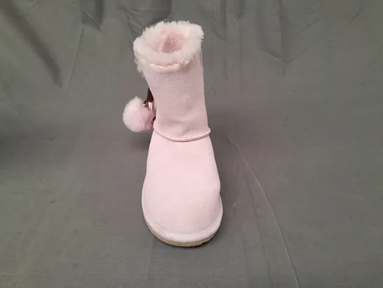 PAIR OF UGG BOOTS IN PALE PINK SIZE UK 3