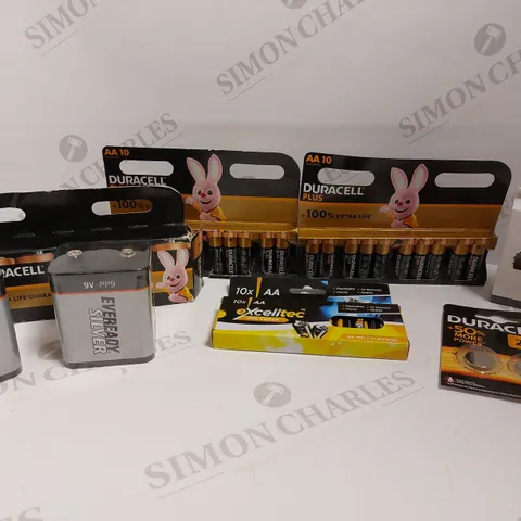 BOX OF APPROX 20 BATTERY ITEMS TO INCLUDE DURACELL AAX10, DURACELL D6 AND DURACELL 2025 - COLLECTION ONLY