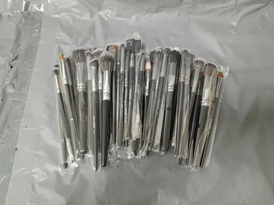 APPROXIMATELY 20 MAAANGE ASSORTED MAKE UP BRUSHES