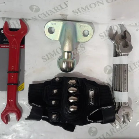 LOT OF APPROXIMATELY 8 ASSORTED CAR AND VEHICLE PARTS AND ITEMS TO INCLUDE MADBIKE FINGERLESS GLOVES SIZE M, NERRAD TOOLS COMPRESSION NUT SPANNER, ETC