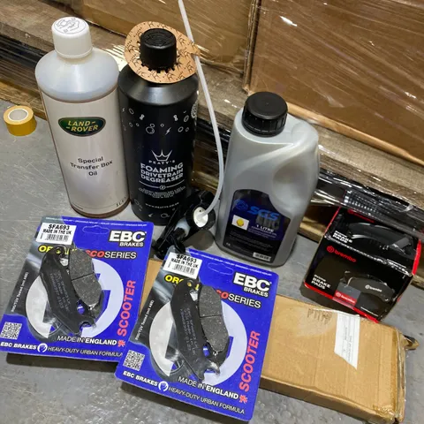 TRAY OF ASSORTED ITEMS TO INCLUDE: LAND ROVER TRANSFER BOX OIL, BRAKE PADS, DRIVETRAIN DEGREASER ETC