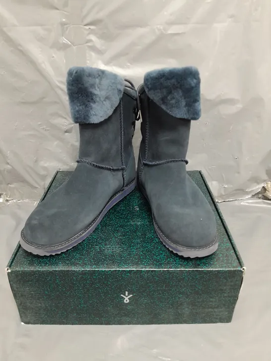 EMU AUSTRALIA BIRDWOOD WATERPROOF SHEEPSKIN BOOTS - MIDNIGHT BLUE, SIZE 7