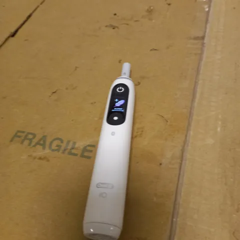 ORAL-B IO8 - ELECTRIC TOOTHBRUSH 