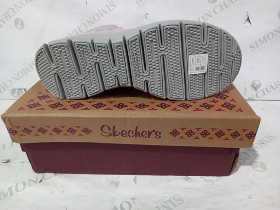 BOXED PAIR OF SKECHERS MEMORY FOAM SHOES IN PINK UK SIZE 6