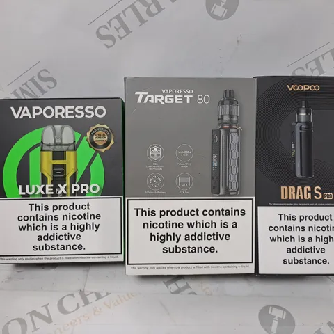 APPROXIMATELY 20 VAPES & E-CIGARETTES TO INCLUDE - VOOPOO DRAG S - VAPORESSO LUXE X PRO - VAPORESSO TARGET 80 ECT
