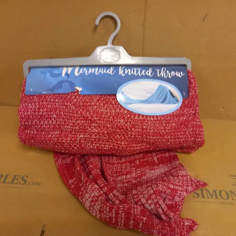 BOX OF APPROX 12 MERMAID KNITTED THROWS - RED