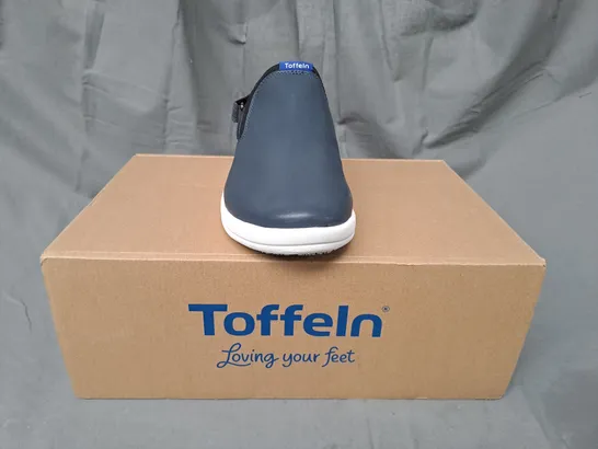 BOXED PAIR OF TOFFELN SMARTSOLE CLOGS IN NAVY UK SIZE 5