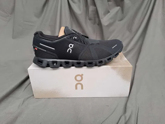 BOXED PAIR OF CLOUD 5 TRAINERS IN BLACK SIZE 10