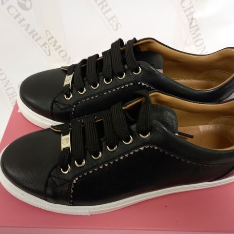 BOXED PAIR OF MODA IN PELLE SIZE 39EU BLACK LEATHER BROOLA TRAINER 