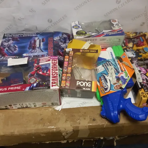 LOT OF 6 ASSORTED TOYS TO INCLUDE TRANSFORMERS, SUPER SOAKER, PONG ETC