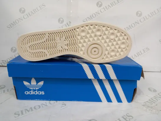 BOXED PAIR OF ADIDAS NIZZA RF PLATFORM M SHOES IN WHITE W. FORAL PATTERN UK SIZE 7