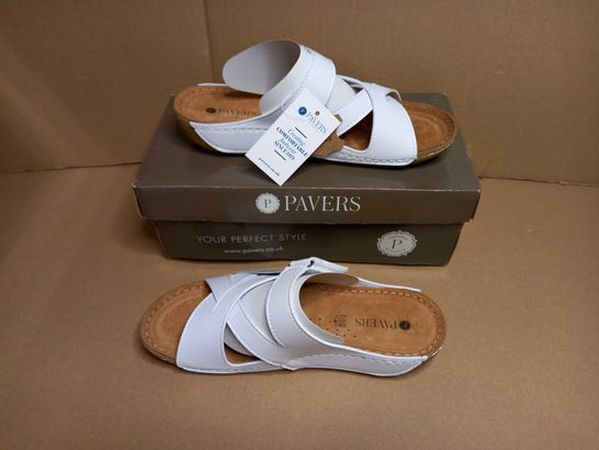 BOXED PAIR OF PAVERS WHITE SANDALS - SIZE 4