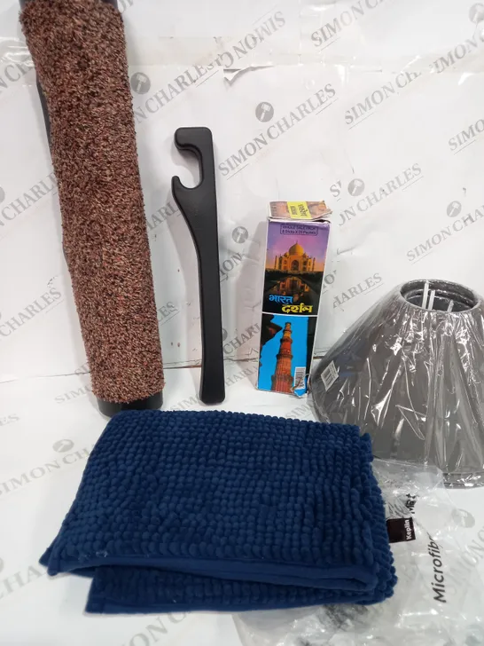 BOX OF APPROXIMATELY 15 ASSORTED ITEMS TO INCLUDE MICROFIBRE BATH MAT, LAMPSHADE, INCENSE ETC 