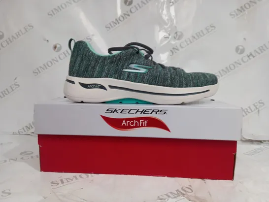 BOXED PAIR OF SKECHERS GO WALK ARCHFIT TRAINER IN CYAN TEXTILE SIZE 7