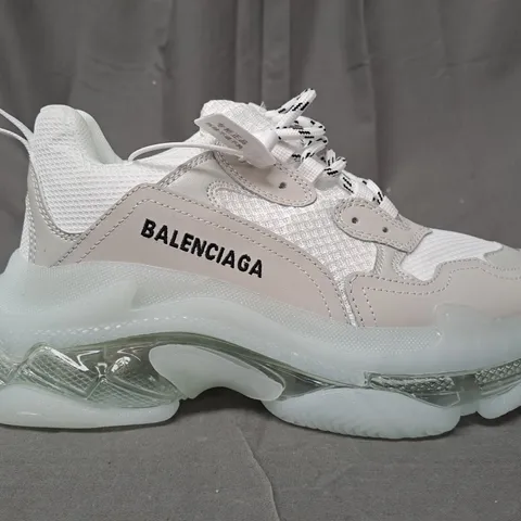 PAIR OF BALENCIAGA PLATFORM TRAINERS IN WHITE EU SIZE 40