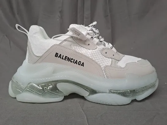 PAIR OF BALENCIAGA PLATFORM TRAINERS IN WHITE EU SIZE 40