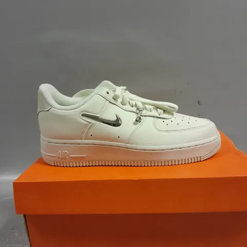 BOXED PAIR OF NIKE W AIR FORCE 1 TRAINERS IN WHITE - 5