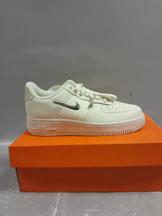 BOXED PAIR OF NIKE W AIR FORCE 1 TRAINERS IN WHITE - 5