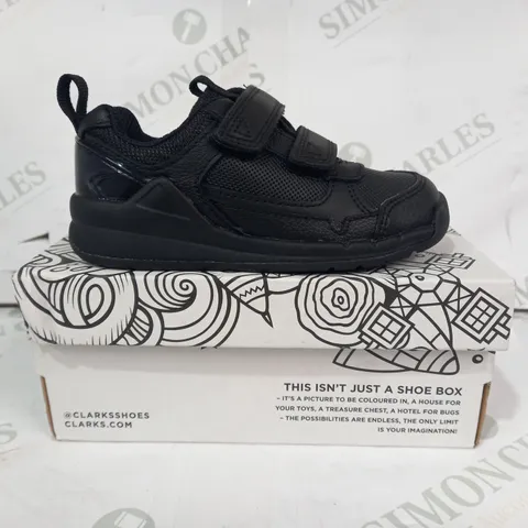 BOXED PAIR OF CLARKS ORBIT SPRINT KIDS SHOES IN BLACK UK SIZE 7.5