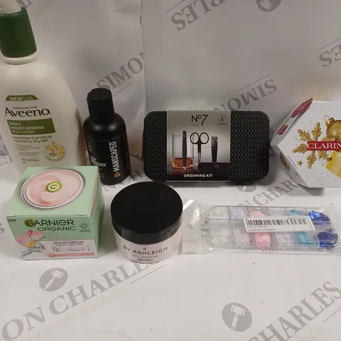 BOX OF APPROXIMATELY 15 ASSORTED COSMETIC ITEMS TO INCLUDE NO7 GROOMING KIT, CLARINS SET, AVEENO MOISTURISER ETC