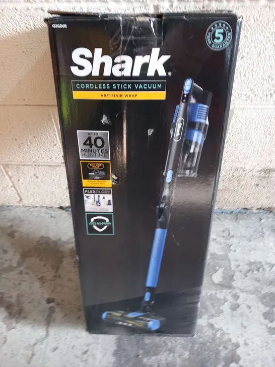 SHARK CORDLESS STICK VACUUM WITH ANTI HAIR-WRAP AND FLEXOLOGY 40 MINS - IZ202UK