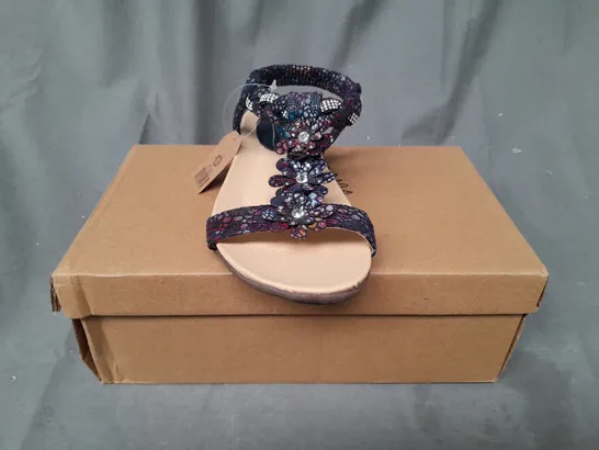 BOXED PAIR OF JO & JOE OPEN TOE SANDALS IN MULTICOLOUR SIZE 4