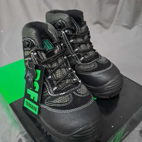 BOX OF APPROX. 8 PAIRS OF PSF TERRAIN LIGHTWEIGHT NON-METALLIC SAFETY FOOTWARE SIZE 5/39