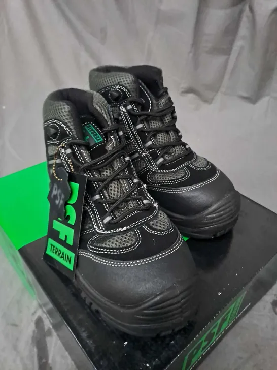 BOX OF APPROX. 8 PAIRS OF PSF TERRAIN LIGHTWEIGHT NON-METALLIC SAFETY FOOTWARE SIZE 5/39