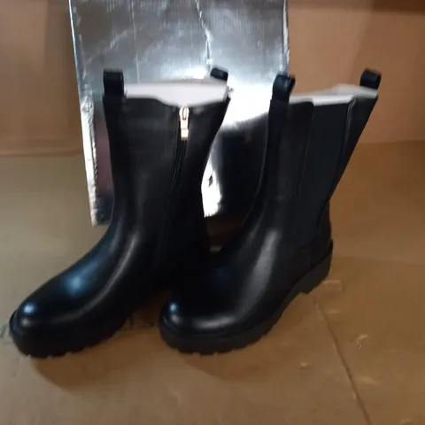 PAIR OF KELSI SIDE ZIP BOOTS IN BLACK - 6