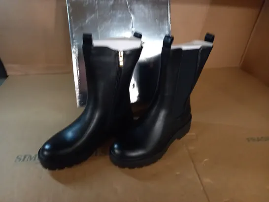 PAIR OF KELSI SIDE ZIP BOOTS IN BLACK - 6