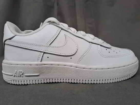 BOXED PAIR OF NIKE AIR FORCE 1 SHOES IN WHITE UK SIZE 3