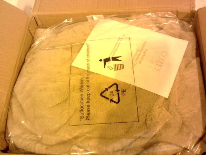 COZEE HOME LUXURY FAUX FUR HEATED THROW 3144469Simon Charles Auctioneers