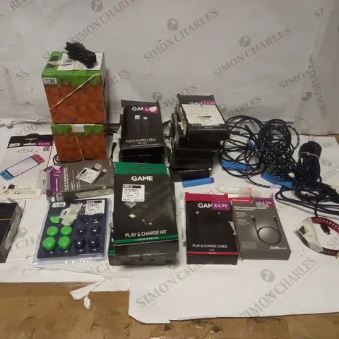 LOT OF APPROX 25 ASSORTED ITEMS TO INCLUDE XBOX CHARGE KITS, USB CABLES, MINECRAFT BLOCKS ETC