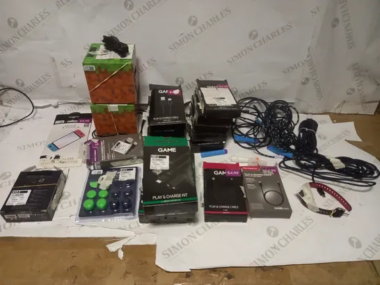 LOT OF APPROX 25 ASSORTED ITEMS TO INCLUDE XBOX CHARGE KITS, USB CABLES, MINECRAFT BLOCKS ETC