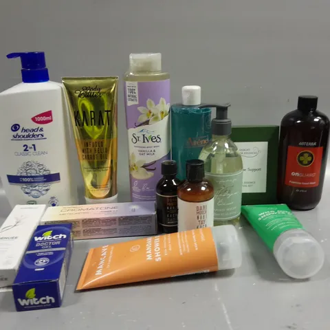 APPROXIMATELY 15 ASSORTED COSMETICS AND BEAUTY ITEMS TO INCLUDE AVEENO, HEAD AND SHOULDERS AND ST.IVES