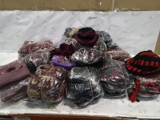 LOT CONTAINING LARGE AMOUNT OF BAGGED WOOLEN HATS IN VARIOUS COLOURS AND DESIGNS 