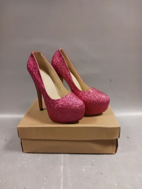 BOXED PAIR OF LOSLANDIFEN PINK GLITTER HIGH HEEL SHOES - SIZE 3.5