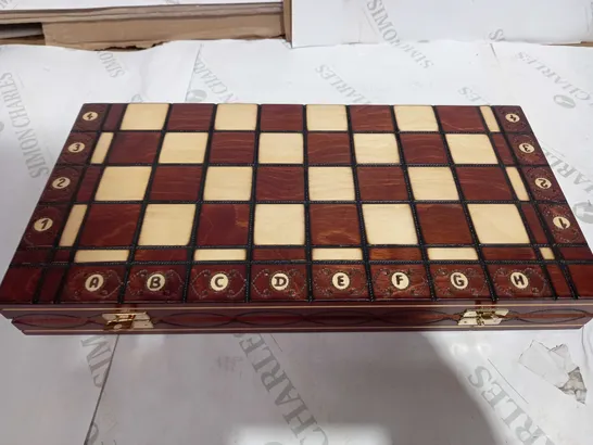 VINTAGE STYLE WOODEN CHESS BOARD WITH PLASTIC PIECES
