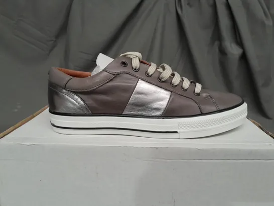 BOXED PAIR OF MODA IN PELLE ASTRIPE GREY LEATHER TRAINERS - SIZE 7