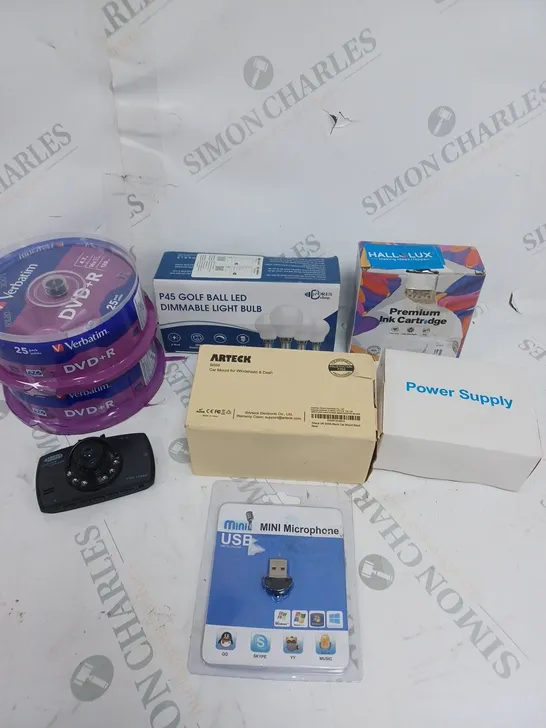 BOXED OF APPROXIMATELY 15 ASSORTED HOUSEHOLD & ELECTRICAL PRODUCTS TO INCLUDE DASH CAM, MINI MICROPHONE, LIGHTBULBS ETC 