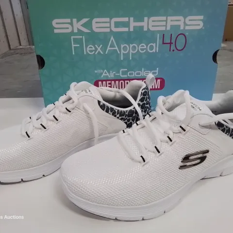 BOXED PAIR OF SKECHERS FLEX-LITE WHITE TRAINERS - UK 7