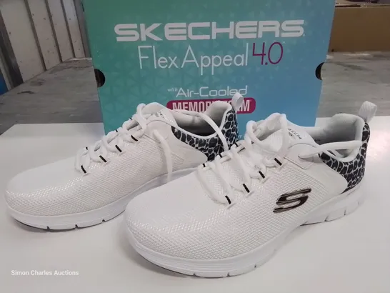 BOXED PAIR OF SKECHERS FLEX-LITE WHITE TRAINERS - UK 7