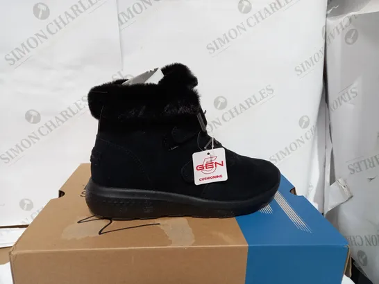 BOXED PAIR OF SKECHERS WINTER ANKLE BOOTS - SIZE 3.5